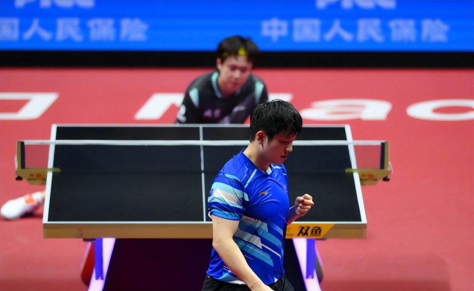 王楚钦赛后看着屏幕发呆思考