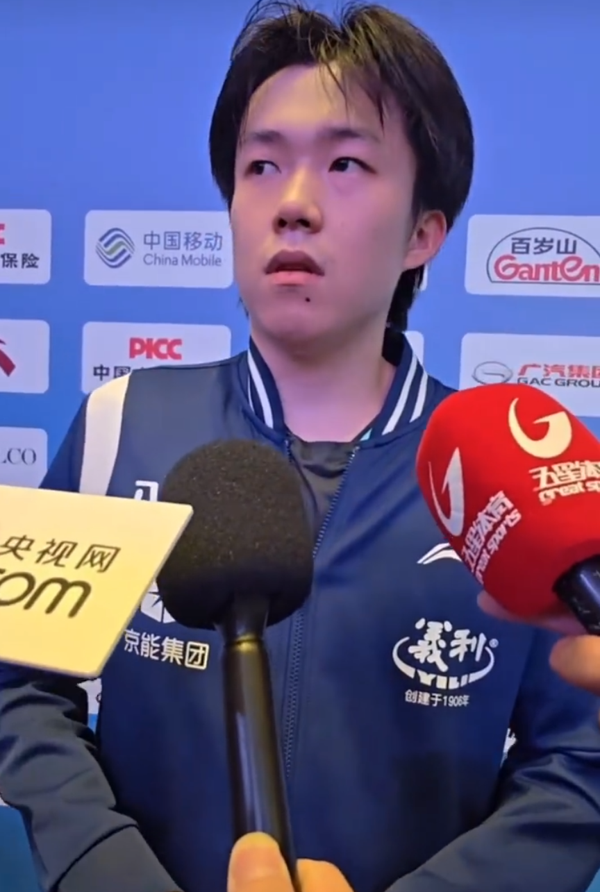 王楚钦赛后看着屏幕发呆思考