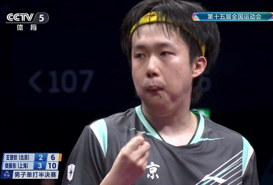 王楚钦赛后看着屏幕发呆思考
