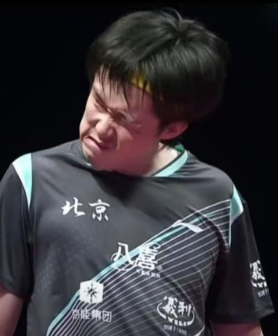 王楚钦赛后看着屏幕发呆思考