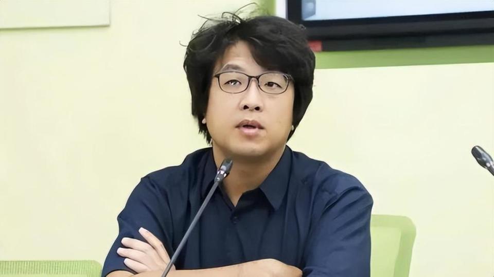 罗智强嘲讽沈伯洋：现在求爷爷告奶奶