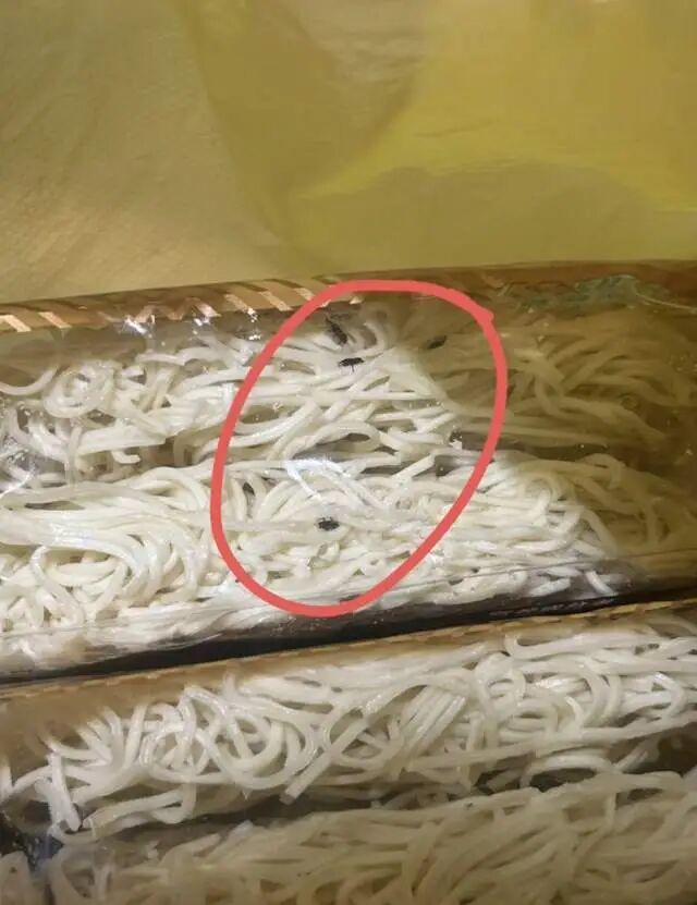 大润发未开封鸡蛋面有多条活虫