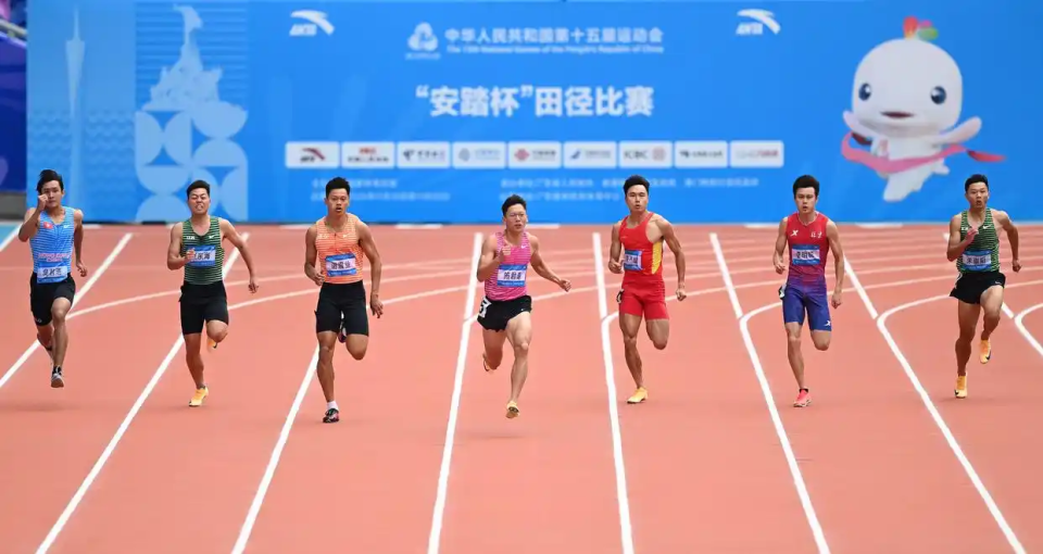 田径项目男子200米决赛施君豪夺冠