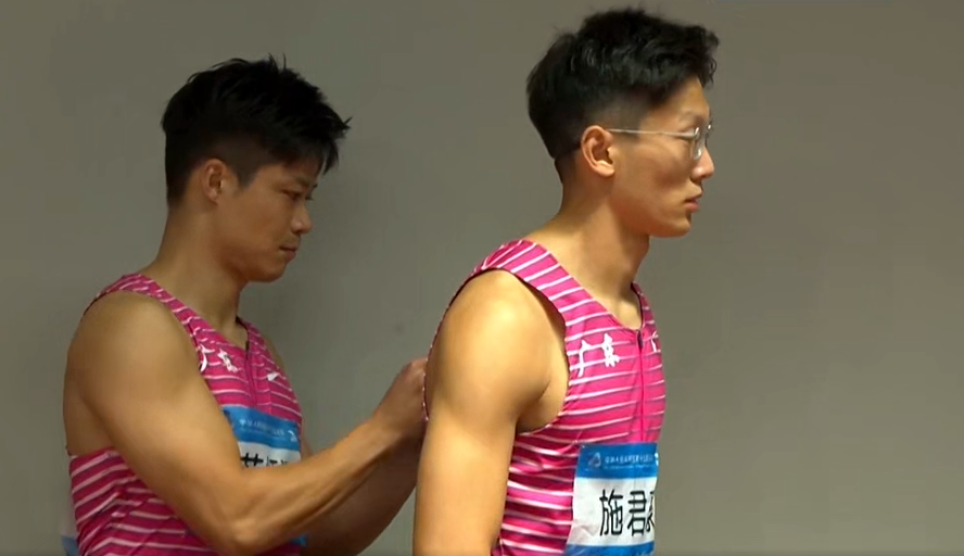 苏炳添举起战靴示意“挂靴”