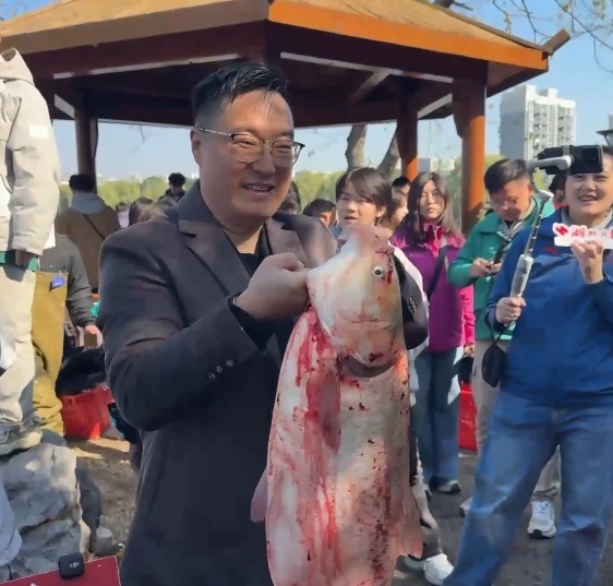 高校师生下湖捞鱼直播间超10万人