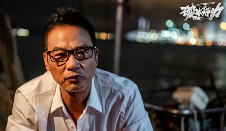 70岁任达华不慎摔倒眼镜被甩飞