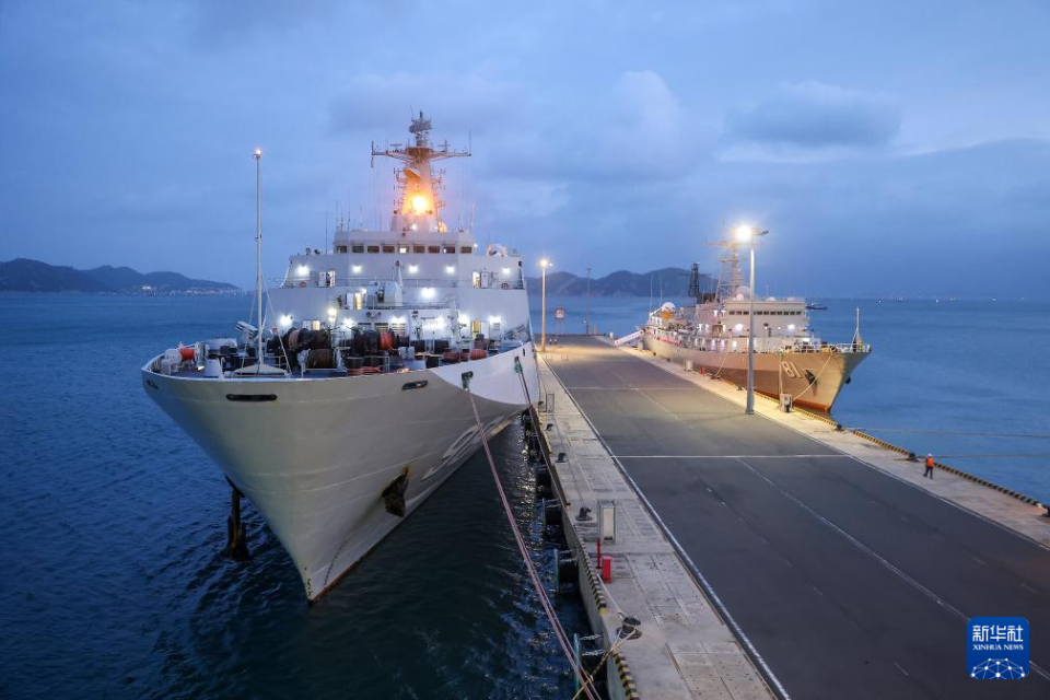 中国海军989编队前往马来西亚