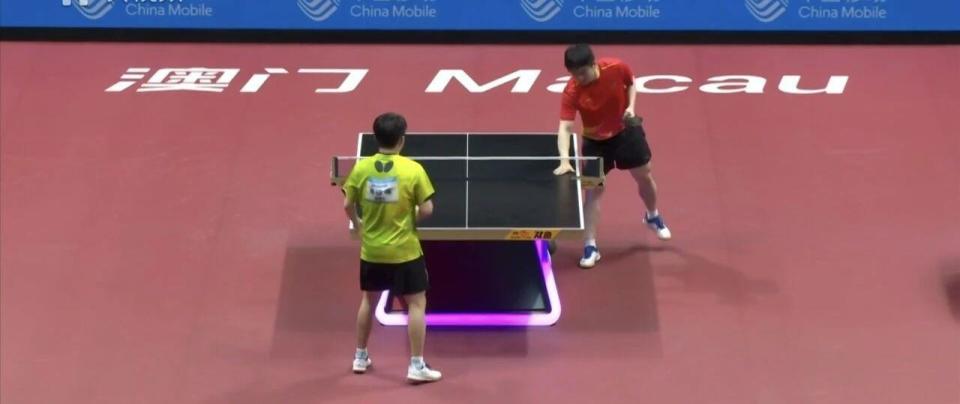 乒乓球比赛运动员为什么要摸球台