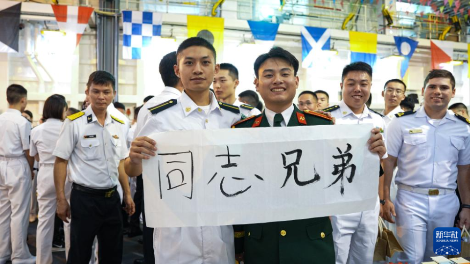 中国海军989编队前往马来西亚