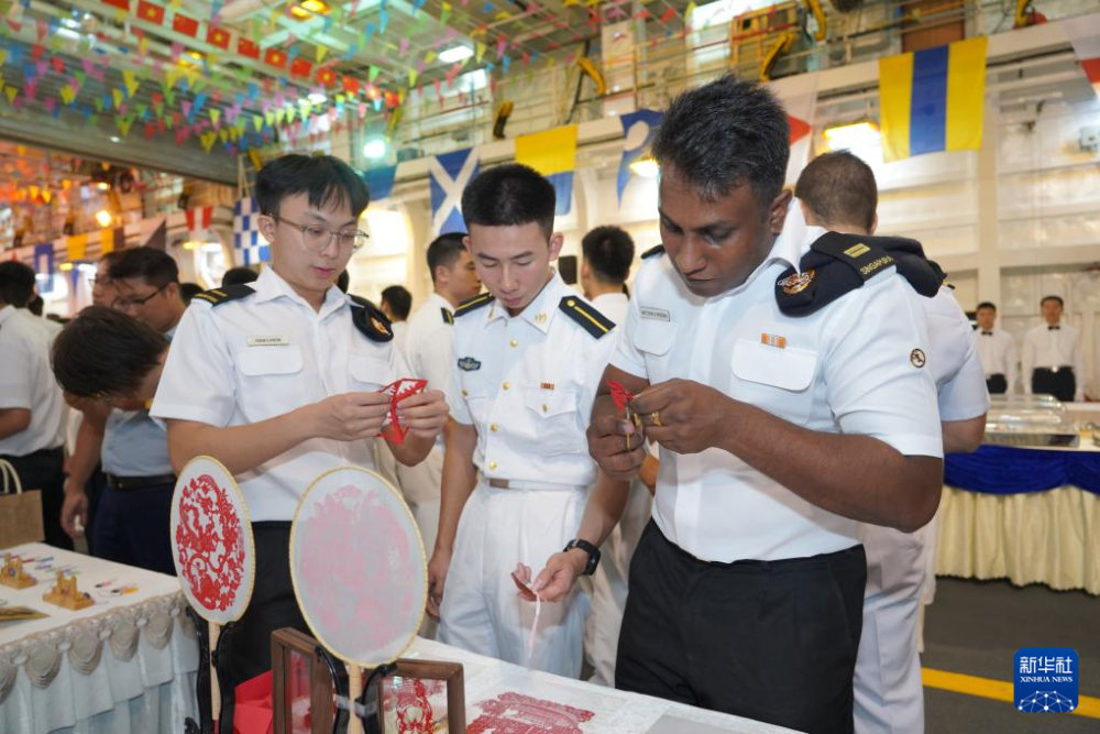 中国海军989编队前往马来西亚