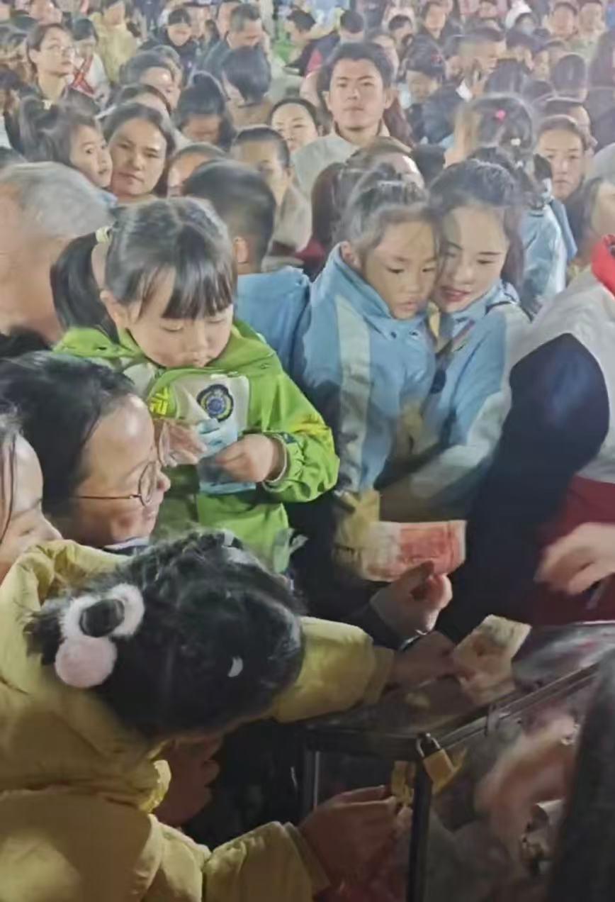 贵州榕江群众为香港火灾受灾者募捐