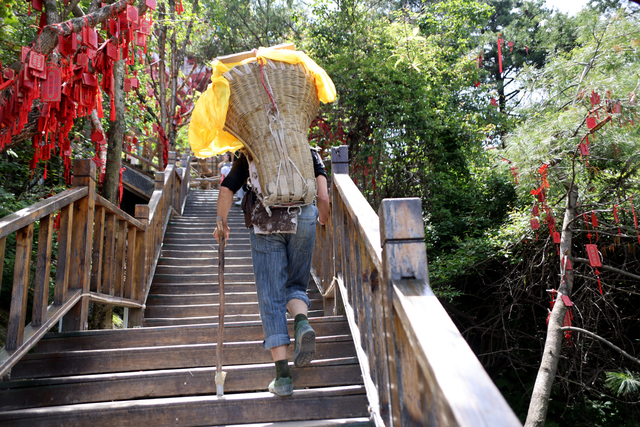 老君山景区拒绝用无人机取代挑山工