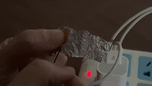 充完电不拔充电器是在拿命“豪赌”