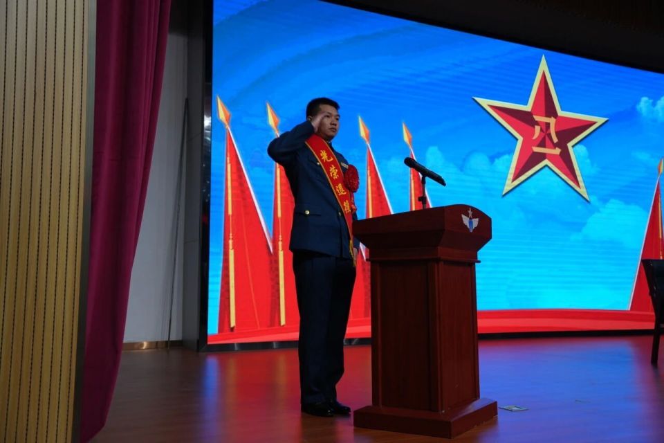 军嫂迎接退役的一级军士长