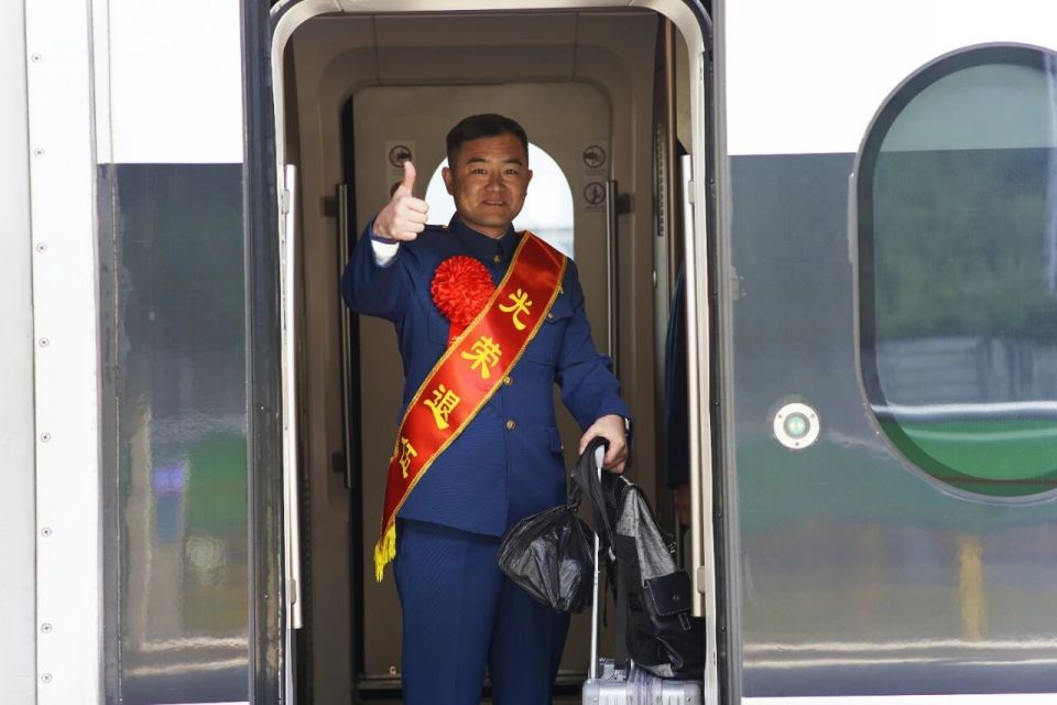 军嫂迎接退役的一级军士长