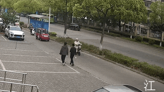 求求你别再用电动车“挡风被”了