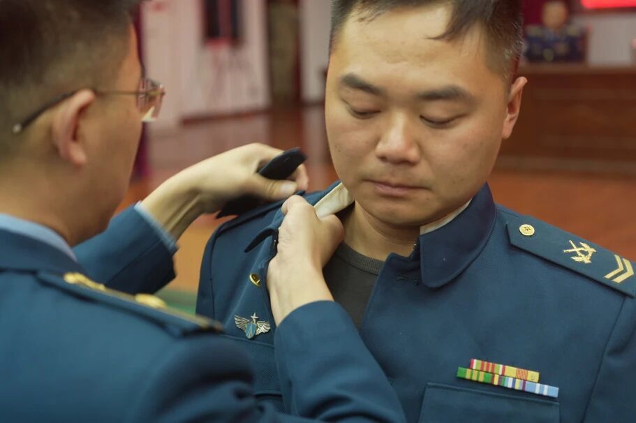 军嫂迎接退役的一级军士长