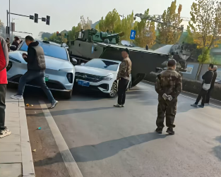 重庆一轿车违规掉头撞上装甲车