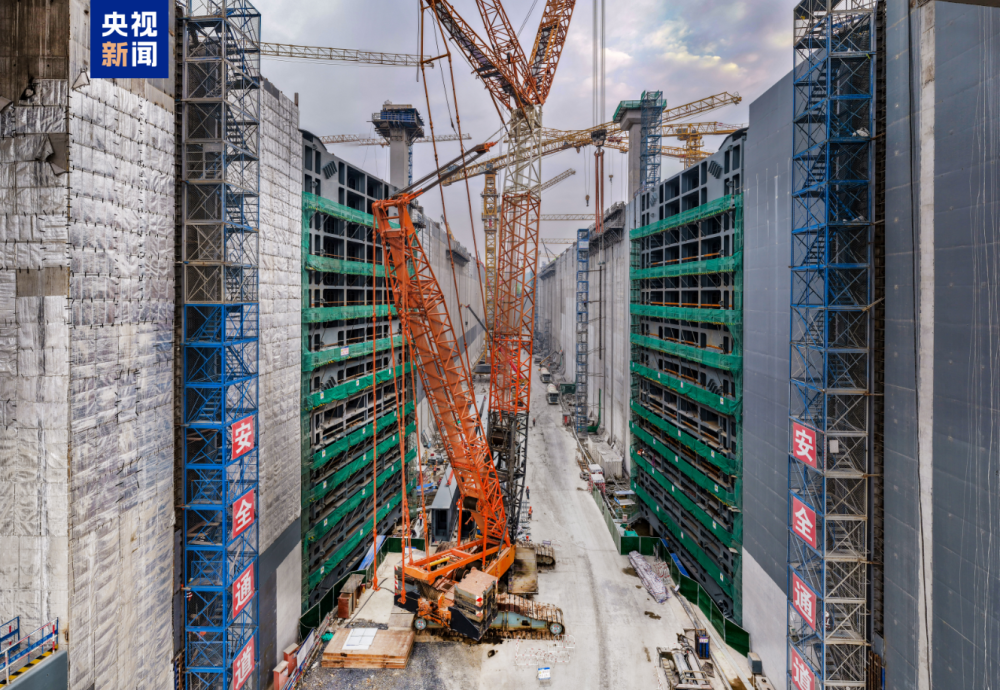 千吨级“巨无霸”就位