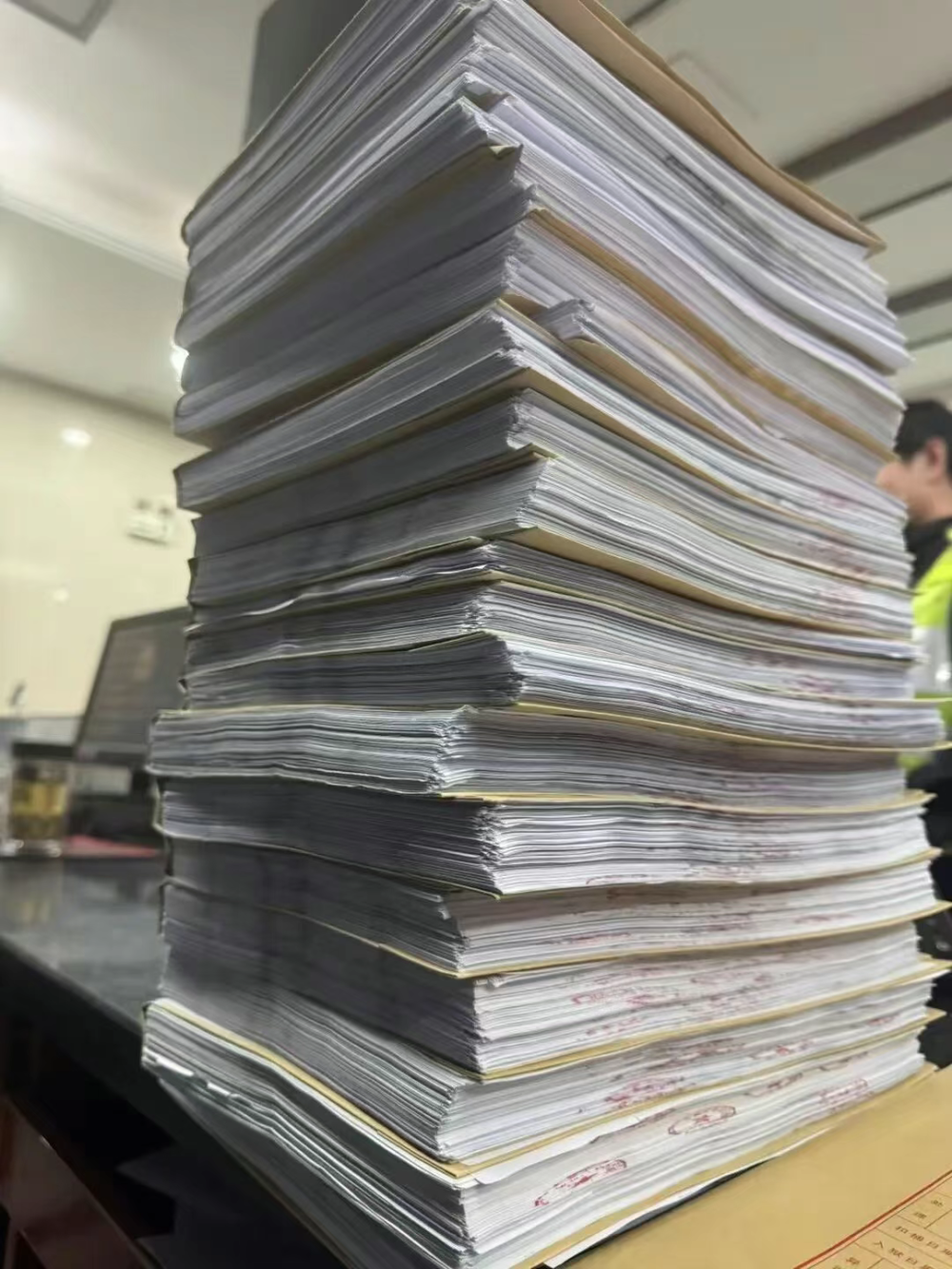 行政助理2年侵占企业上百万资金