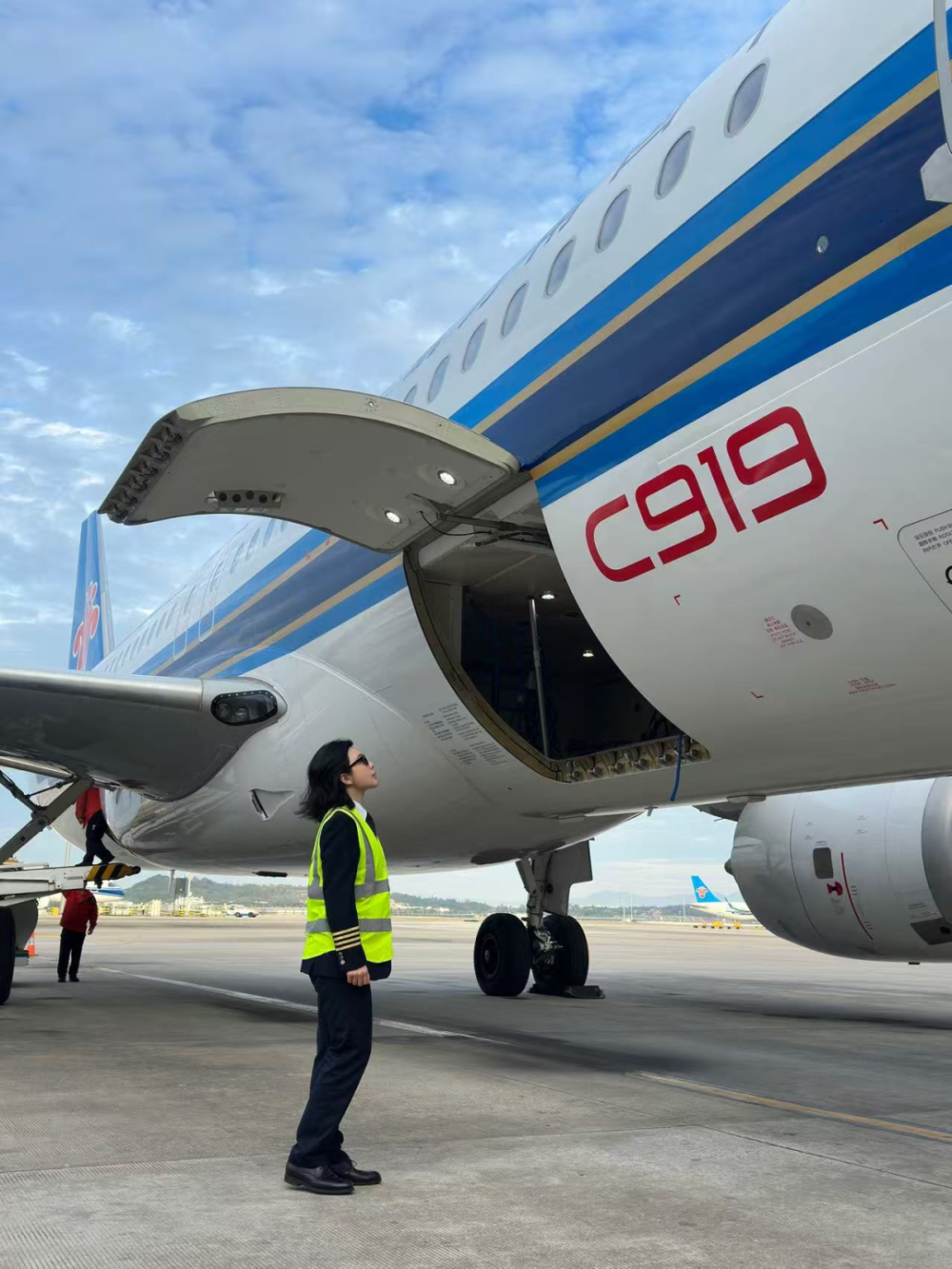 C919首位女机长首航