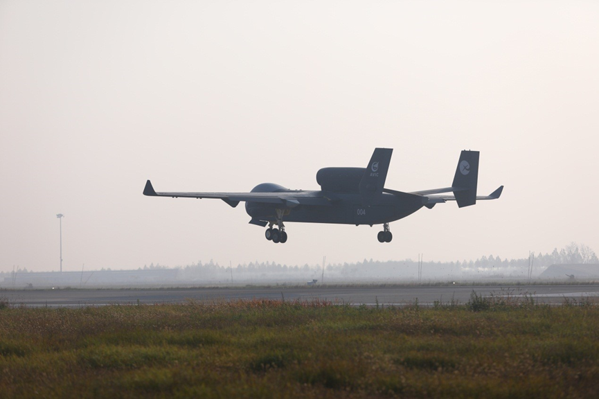 中国“空中航母”首飞成功