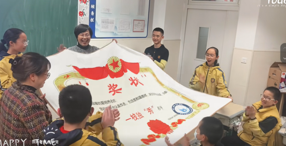杭州一学校给学生发奖状被单