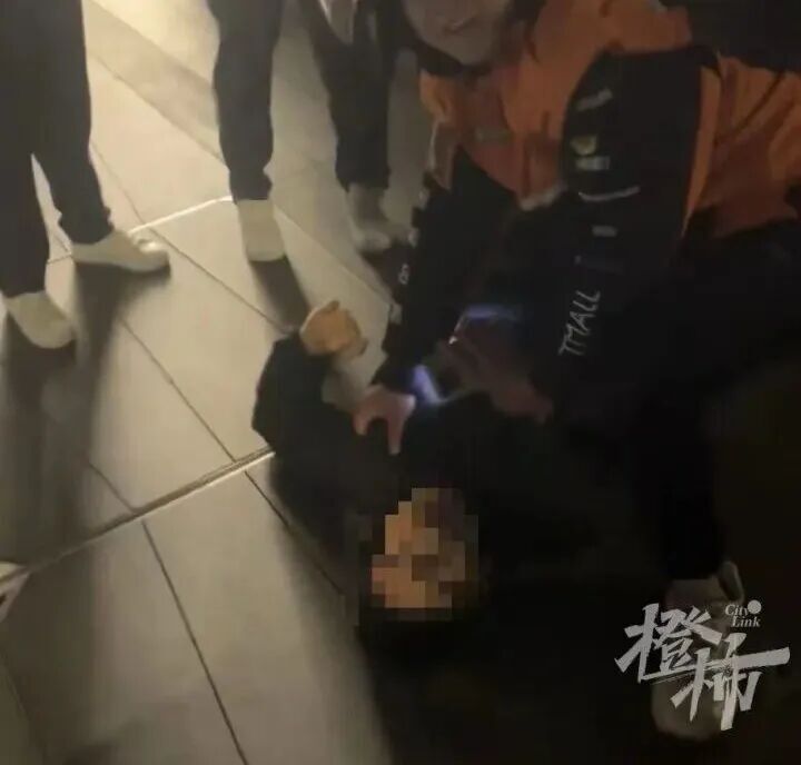 男子抢夺珠宝店手镯被外卖员控制