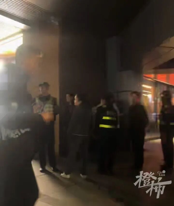 男子抢夺珠宝店手镯被外卖员控制