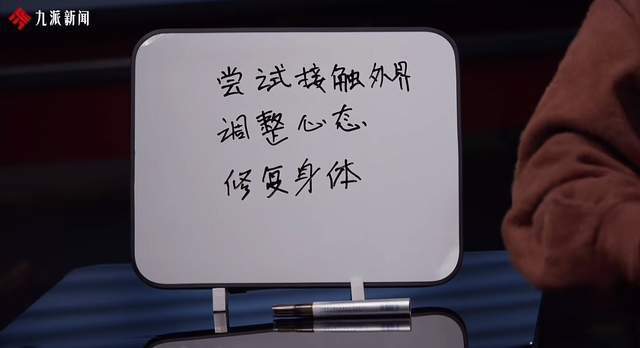 章莹颖母亲含泪拥抱记者：你像我女儿
