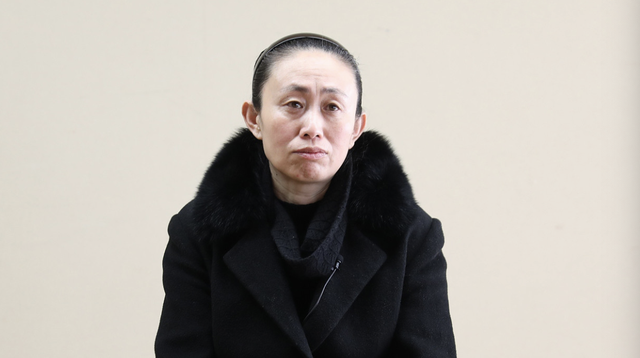 章莹颖母亲含泪拥抱记者：你像我女儿