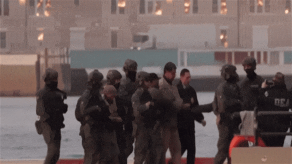 马杜罗被押送时几乎跪着爬上车