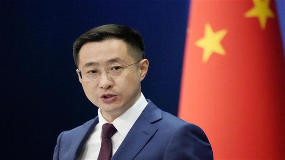 马杜罗被押送时几乎跪着爬上车