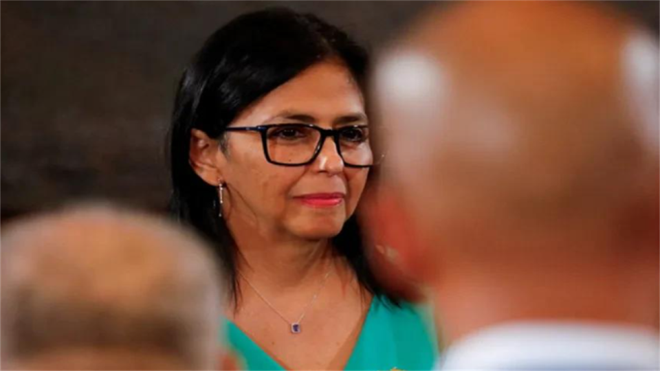 马杜罗被押送时几乎跪着爬上车