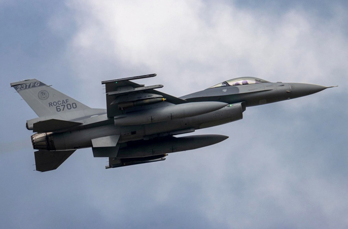 台军一F-16失事飞行员疑跳伞逃生