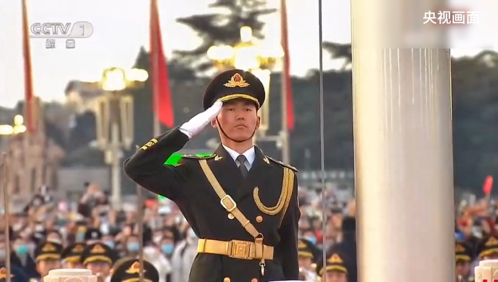 “最帅升旗手”张自轩结婚了