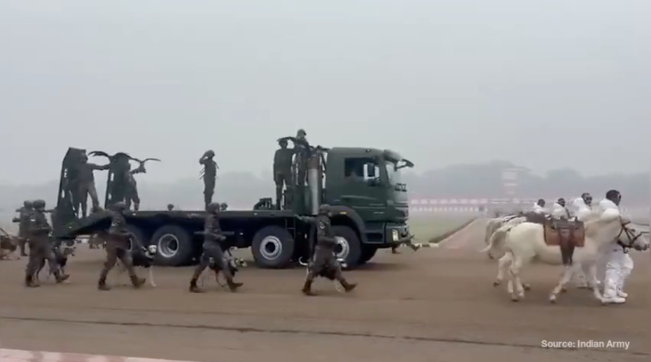 印度阅兵彩排又见摩托“叠罗汉”