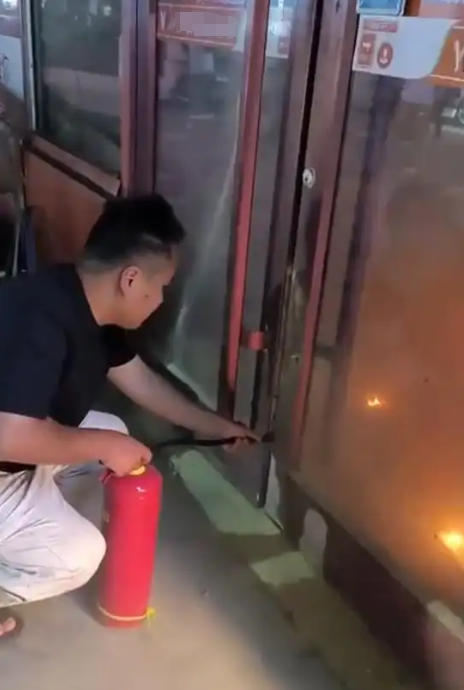 男子接老婆下班路上顺手灭了一场火