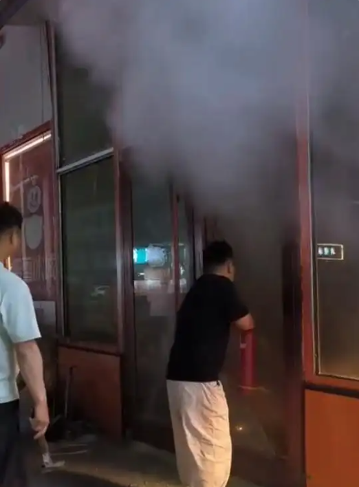 男子接老婆下班路上顺手灭了一场火