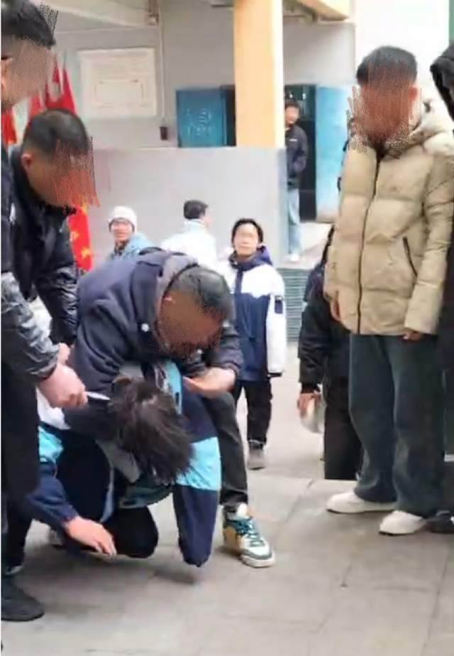 男生被老师按在地上强制要求剪头发