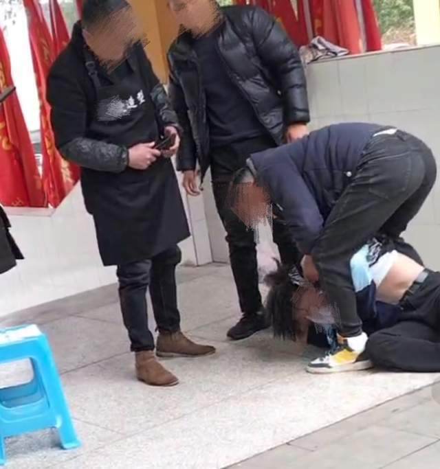 男生被老师按在地上强制要求剪头发