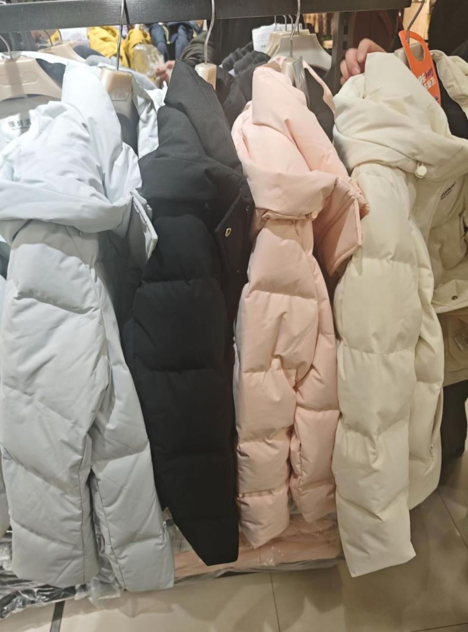 中产涌入超市抢300元羽绒服