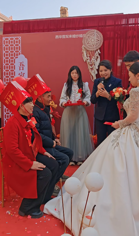 新娘冻得发抖公公脱下棉袄给她披上