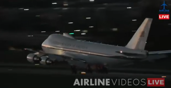 美“末日飞机”罕见现身洛杉矶机场