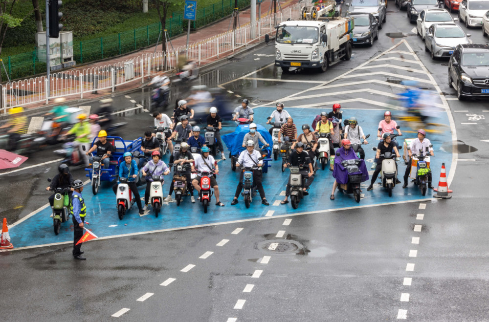 深圳辟谣成首个电动车停车收费城市