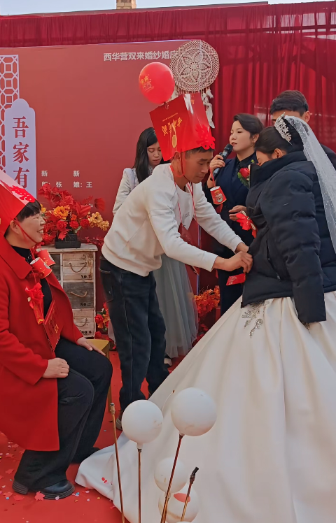 新娘冻得发抖公公脱下棉袄给她披上