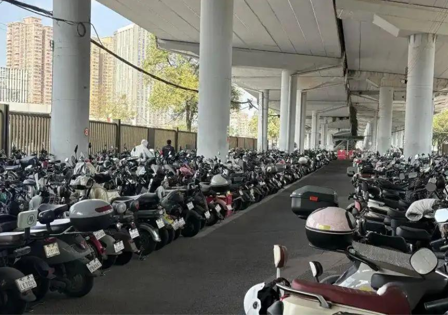 深圳辟谣成首个电动车停车收费城市