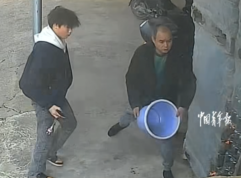 大爷丢弃的烟头引发连锁反应