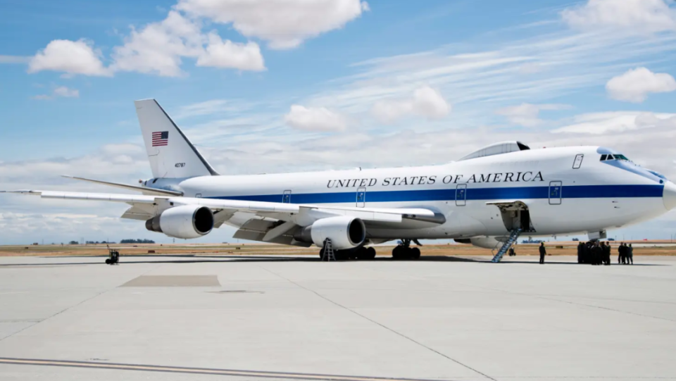 美“末日飞机”罕见现身洛杉矶机场