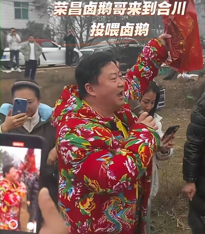 鹵鵝哥有事是真上按豬現場(chǎng)幫傳菜